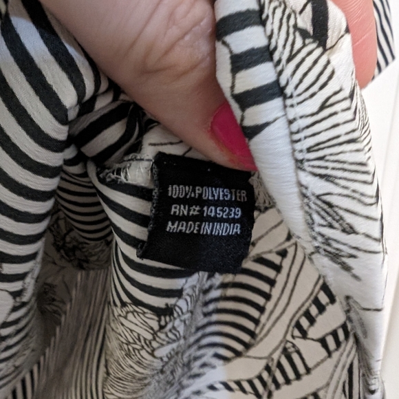 Adorable ruffle sleeve off the shoulder striped flower top Large Style Envy - Picture 5 of 7